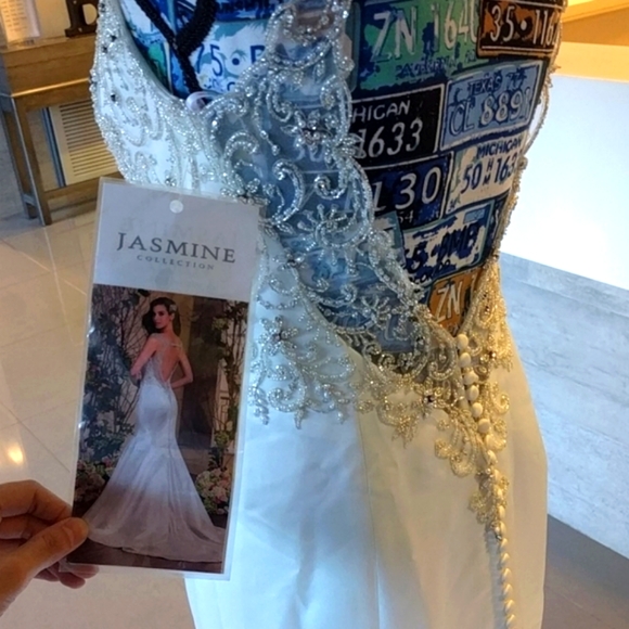 Bridal mermaid button down wedding gown - Picture 3 of 8